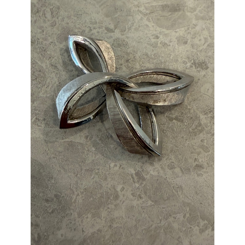Vintage crown Trifari Silver Tone Intertwined Loop Brooch Pin.